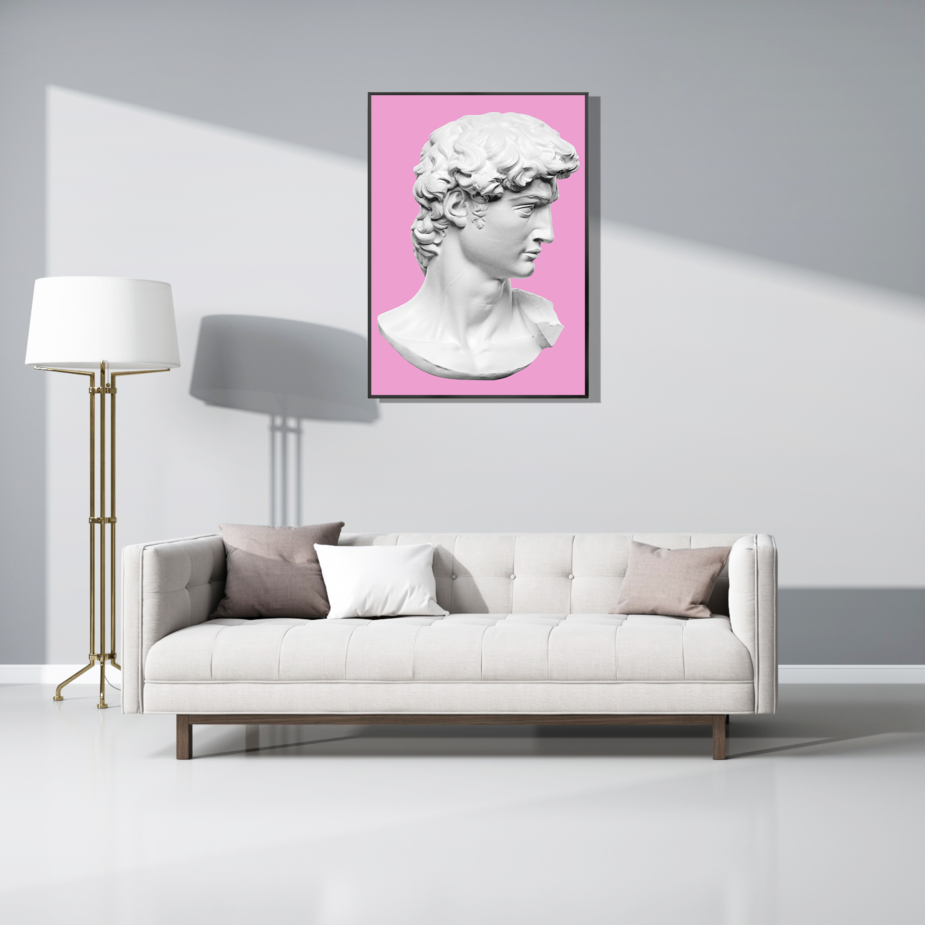 ‘David in Neon’ pop-art kunstwerk hangend in een lichte woonkamer met een strakke bank en designlamp