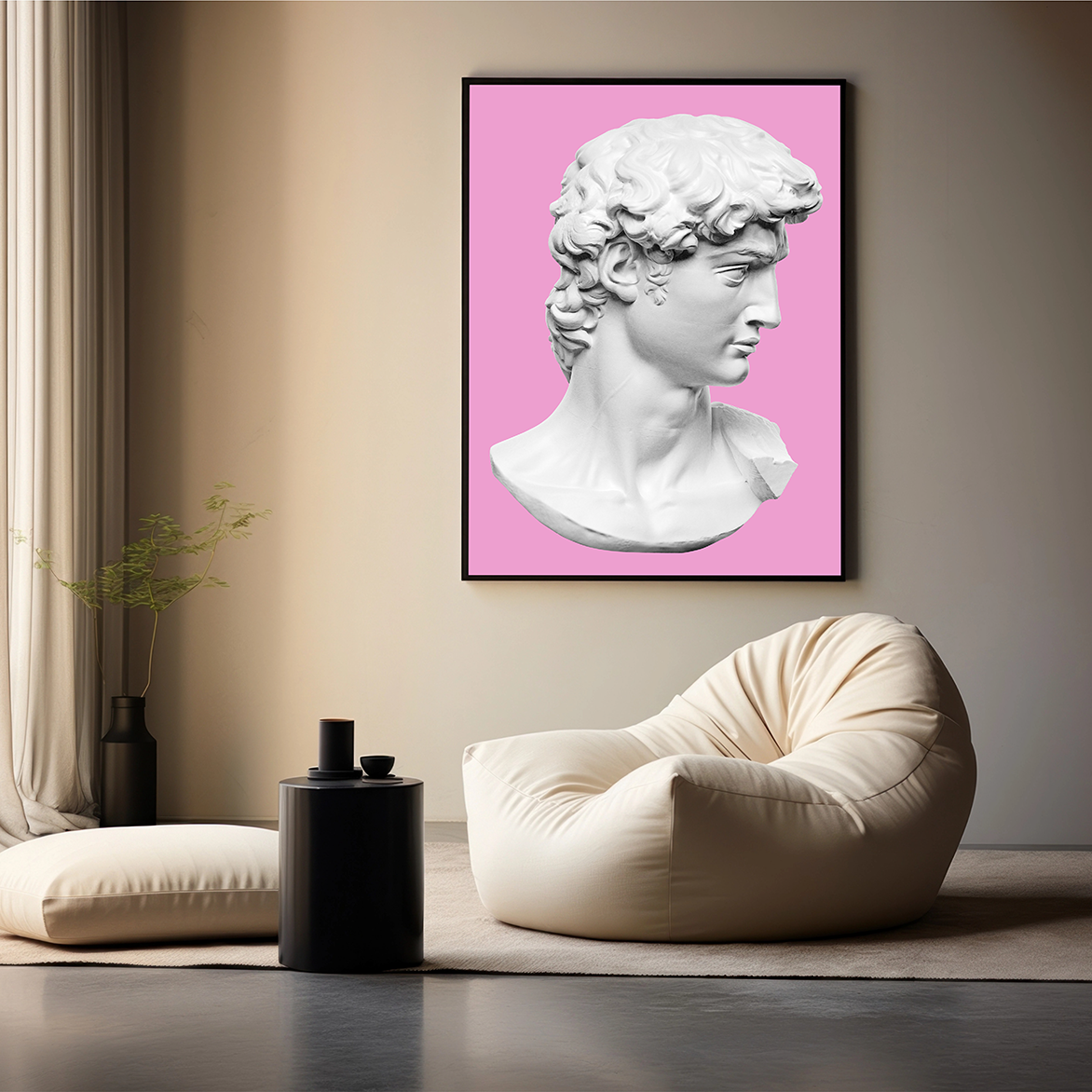 ‘David in Neon’ wanddecoratie boven een moderne loungestoel in een minimalistisch interieur