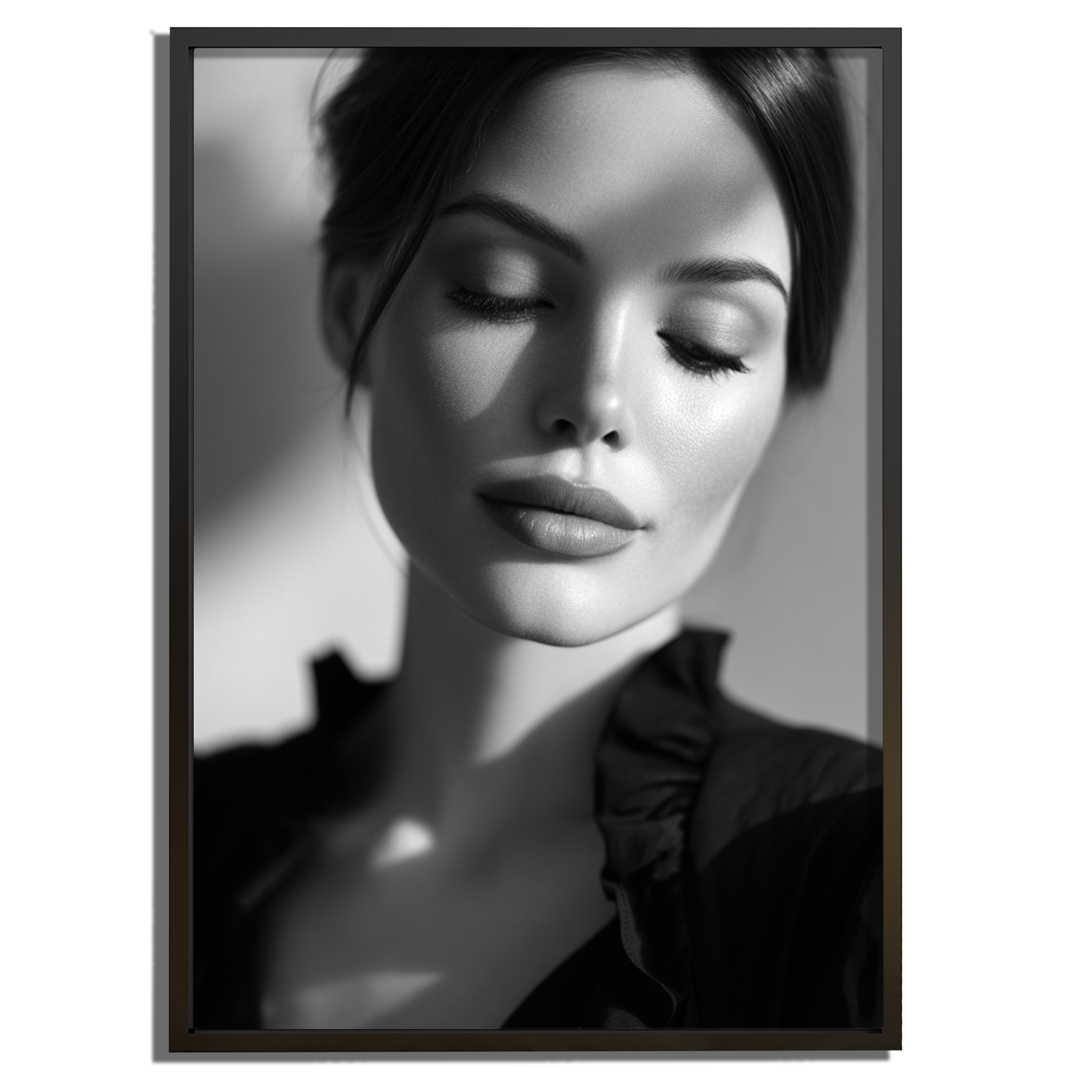 Close-up van het kunstwerk "Noir Grace" uit de ICONIQUE collectie, een elegant zwart-wit portret met een serene en luxe uitstraling.