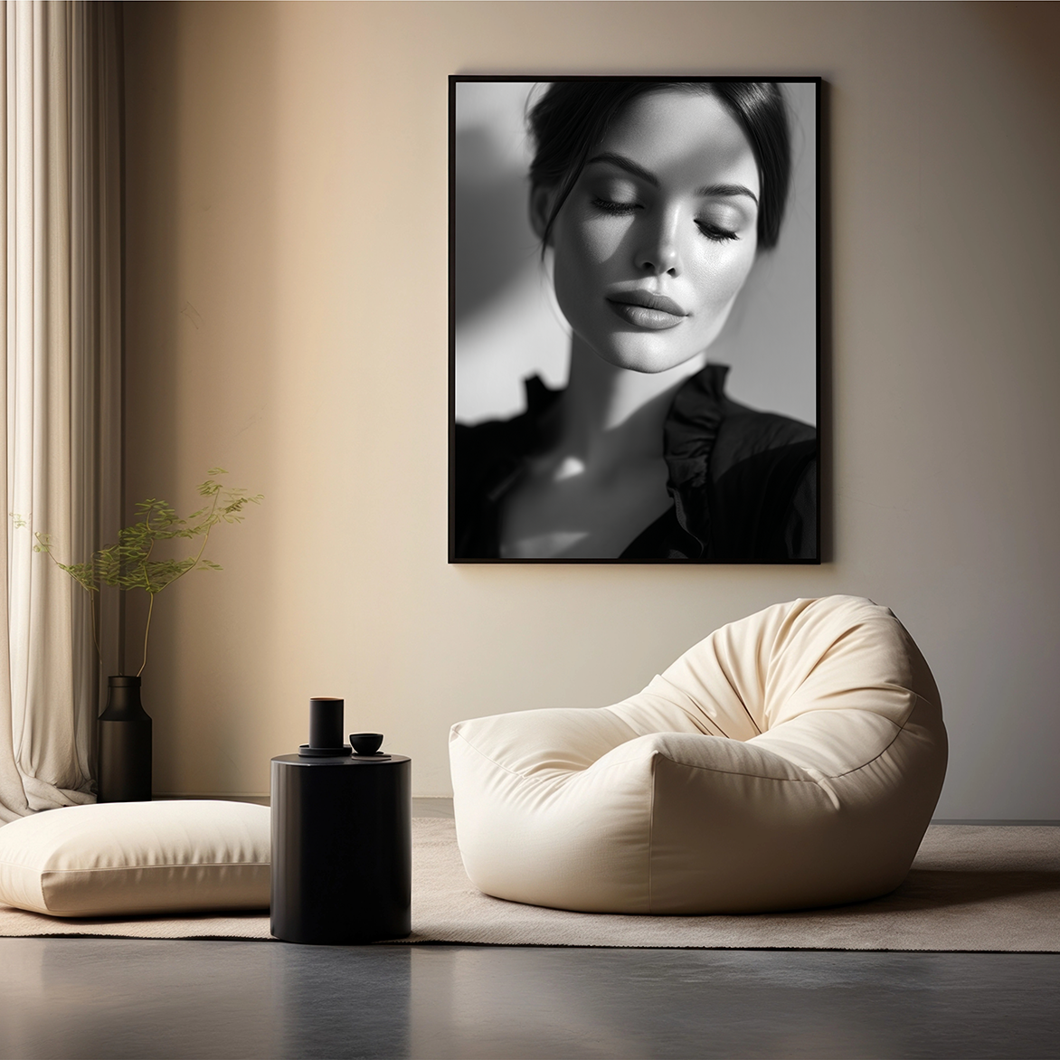 Het stijlvolle kunstwerk "Noir Grace" uit de ICONIQUE collectie afgebeeld in een moderne woonkamer met een beige zitzak en minimalistische inrichting.
